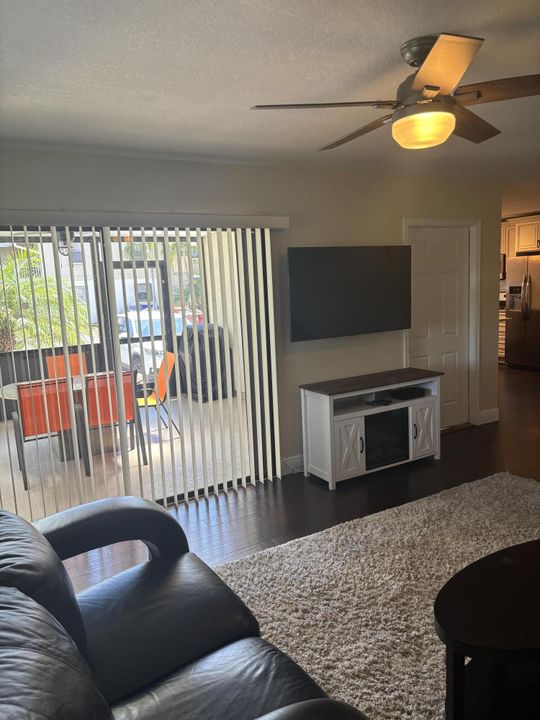 Active With Contract: $2,300 (2 beds, 2 baths, 1384 Square Feet)