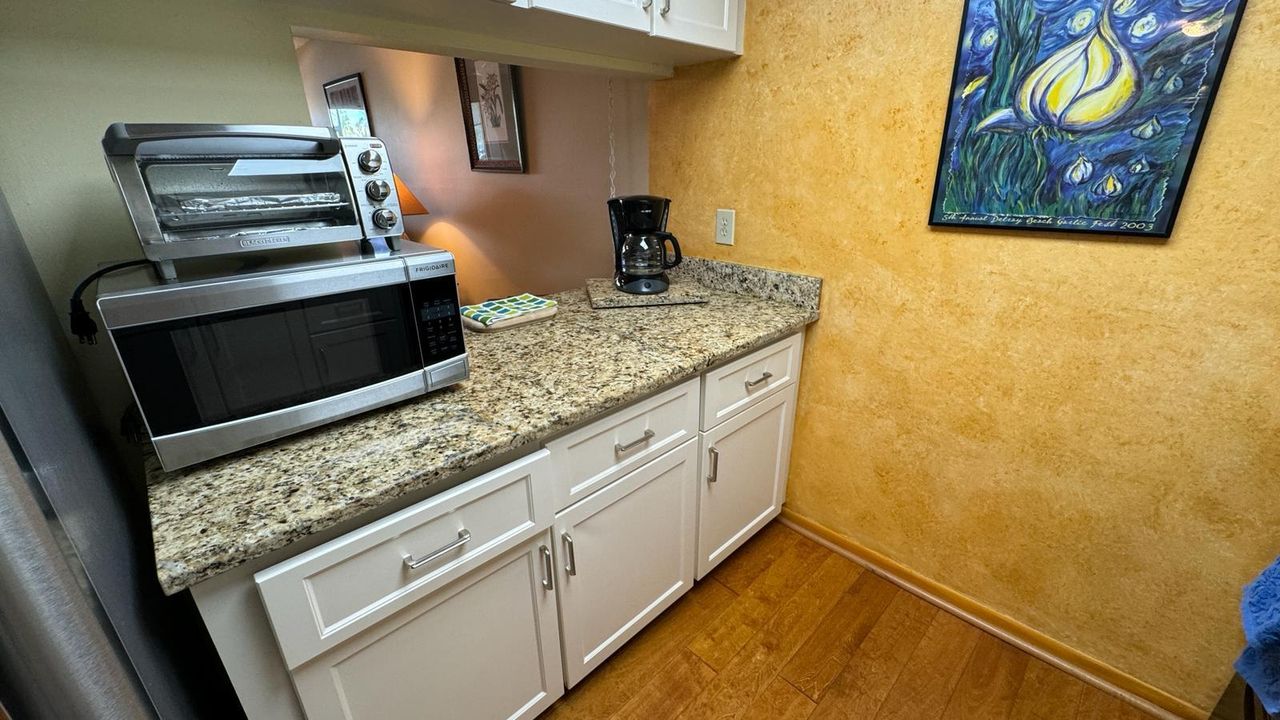 For Sale: $319,500 (2 beds, 2 baths, 1175 Square Feet)