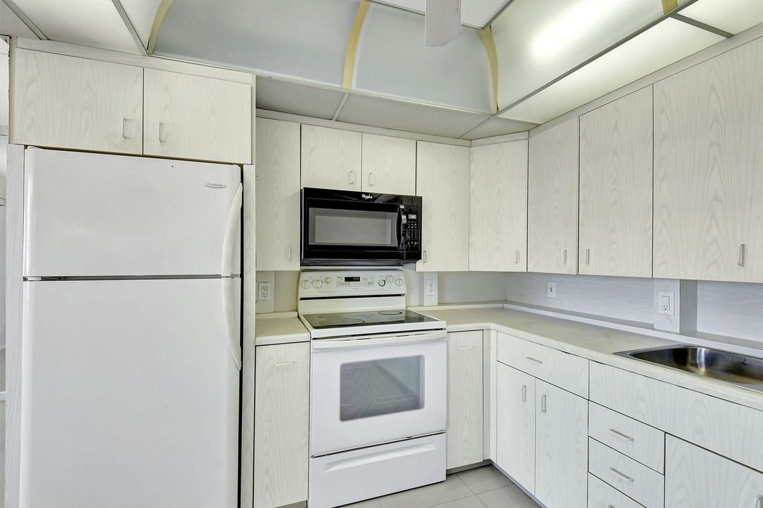 Active With Contract: $149,900 (2 beds, 2 baths, 896 Square Feet)