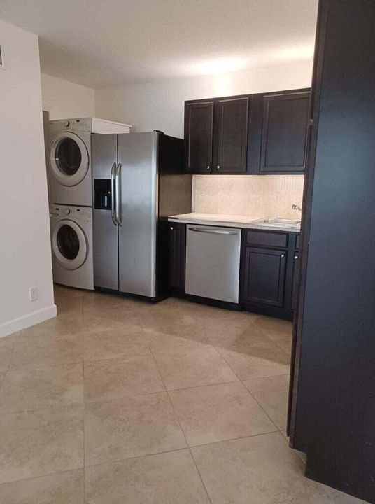 Active With Contract: $205,000 (1 beds, 1 baths, 764 Square Feet)