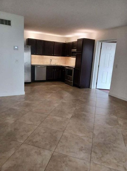 Active With Contract: $205,000 (1 beds, 1 baths, 764 Square Feet)