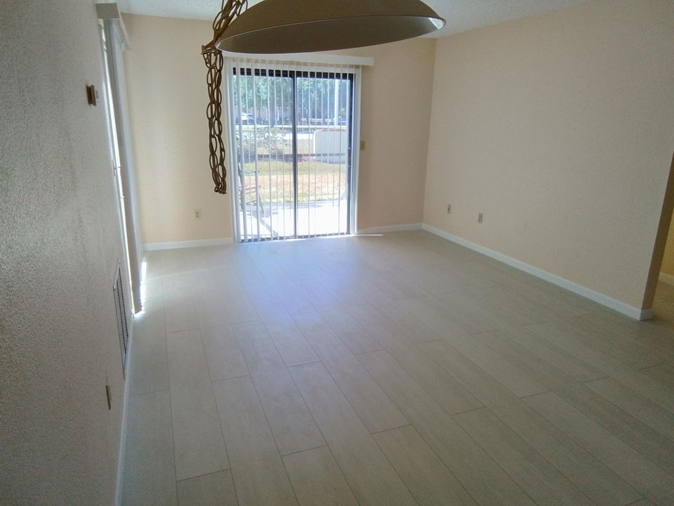For Rent: $1,900 (2 beds, 1 baths, 813 Square Feet)