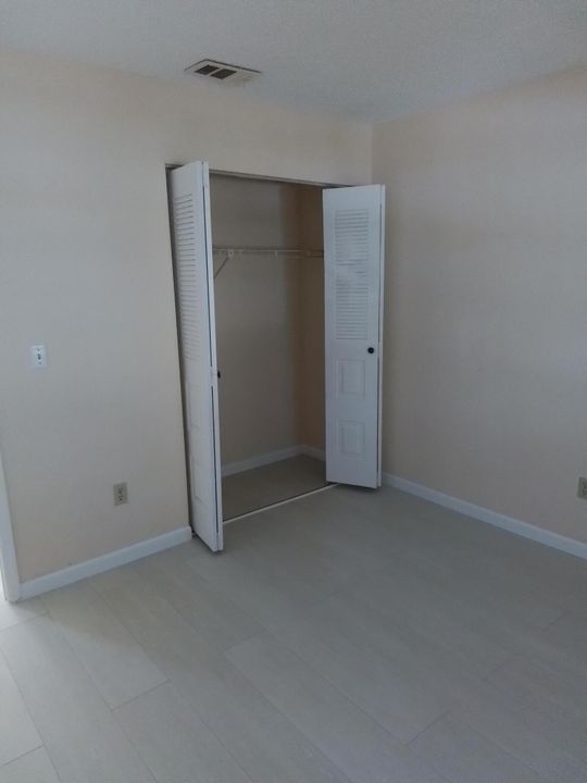 For Rent: $1,900 (2 beds, 1 baths, 813 Square Feet)