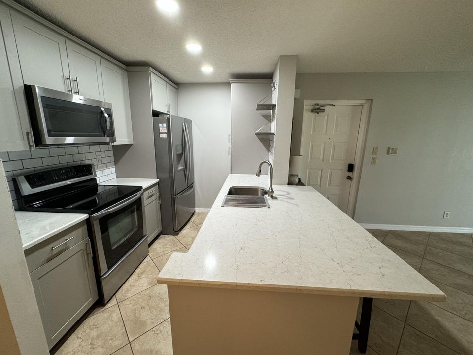 For Rent: $1,950 (2 beds, 2 baths, 1018 Square Feet)
