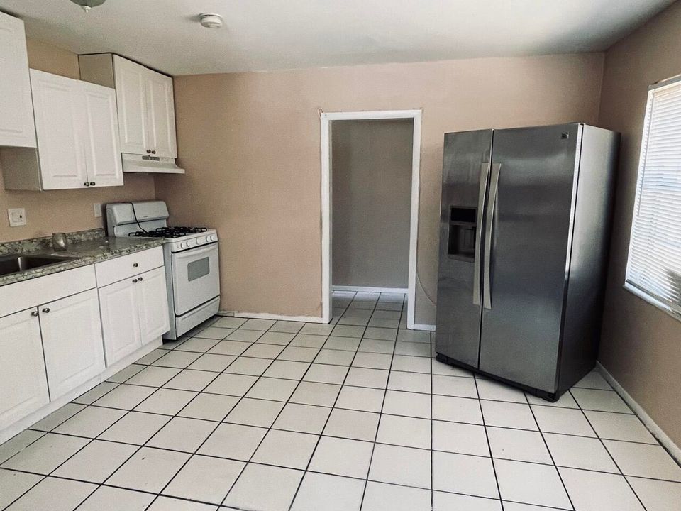 For Rent: $1,800 (4 beds, 1 baths, 1242 Square Feet)