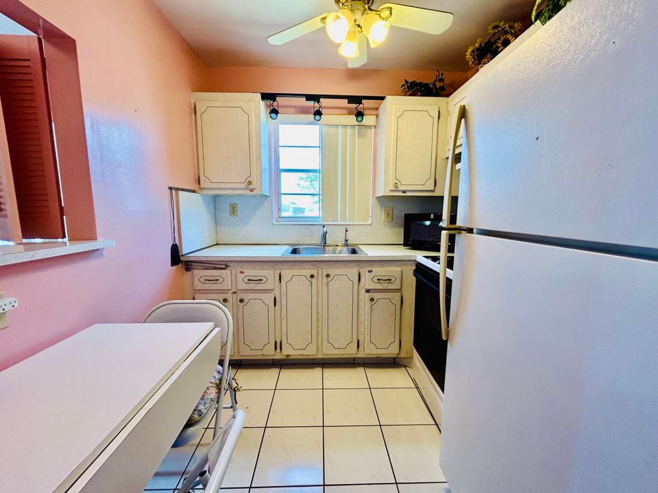 For Sale: $135,000 (1 beds, 1 baths, 684 Square Feet)
