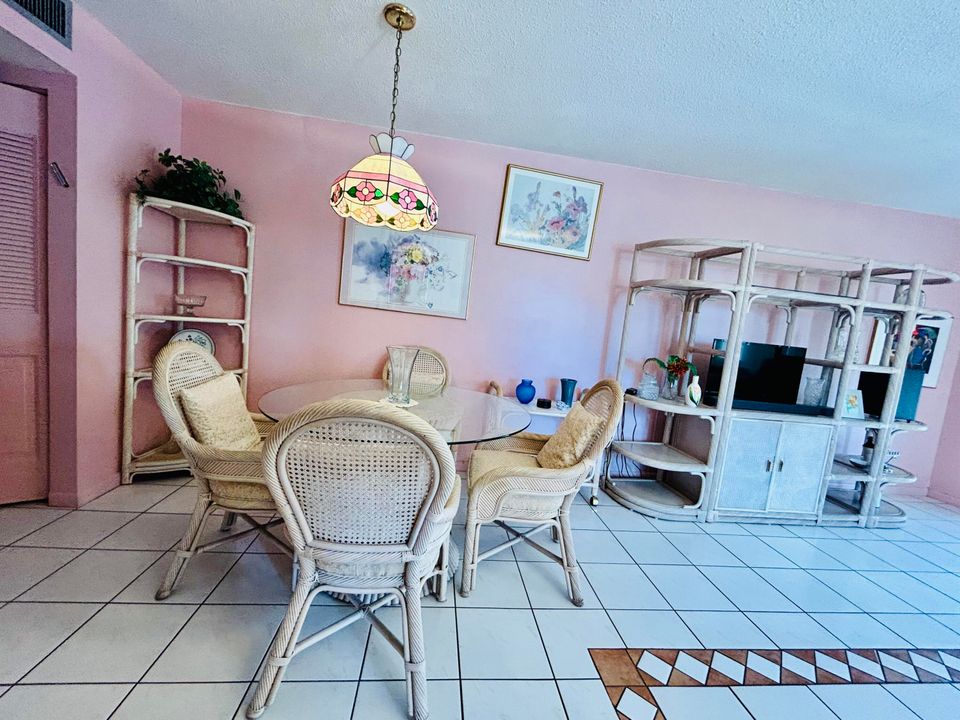 For Sale: $125,000 (1 beds, 1 baths, 684 Square Feet)