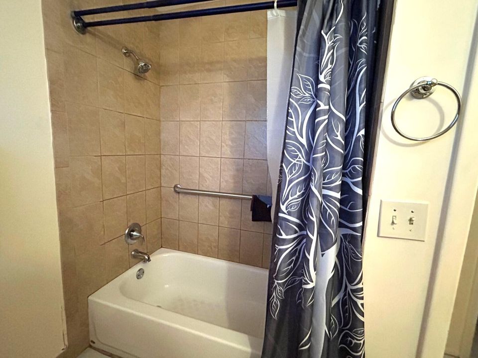 Active With Contract: $110,000 (1 beds, 1 baths, 611 Square Feet)