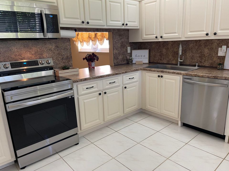 For Sale: $239,900 (2 beds, 2 baths, 1295 Square Feet)