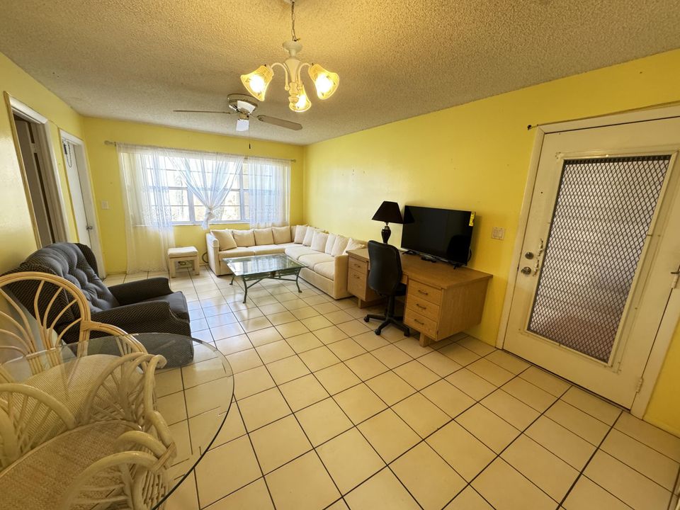 For Sale: $120,000 (1 beds, 1 baths, 600 Square Feet)