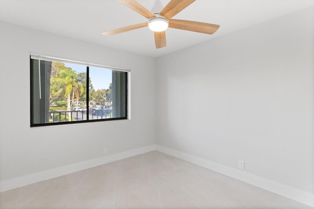 For Sale: $255,000 (2 beds, 2 baths, 939 Square Feet)