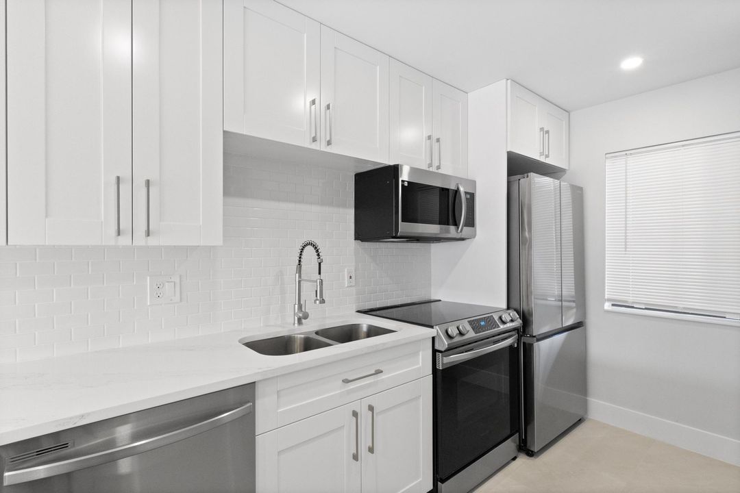 For Sale: $255,000 (2 beds, 2 baths, 939 Square Feet)