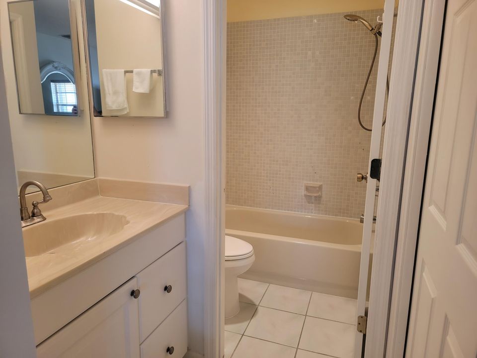 For Sale: $189,000 (2 beds, 2 baths, 1100 Square Feet)
