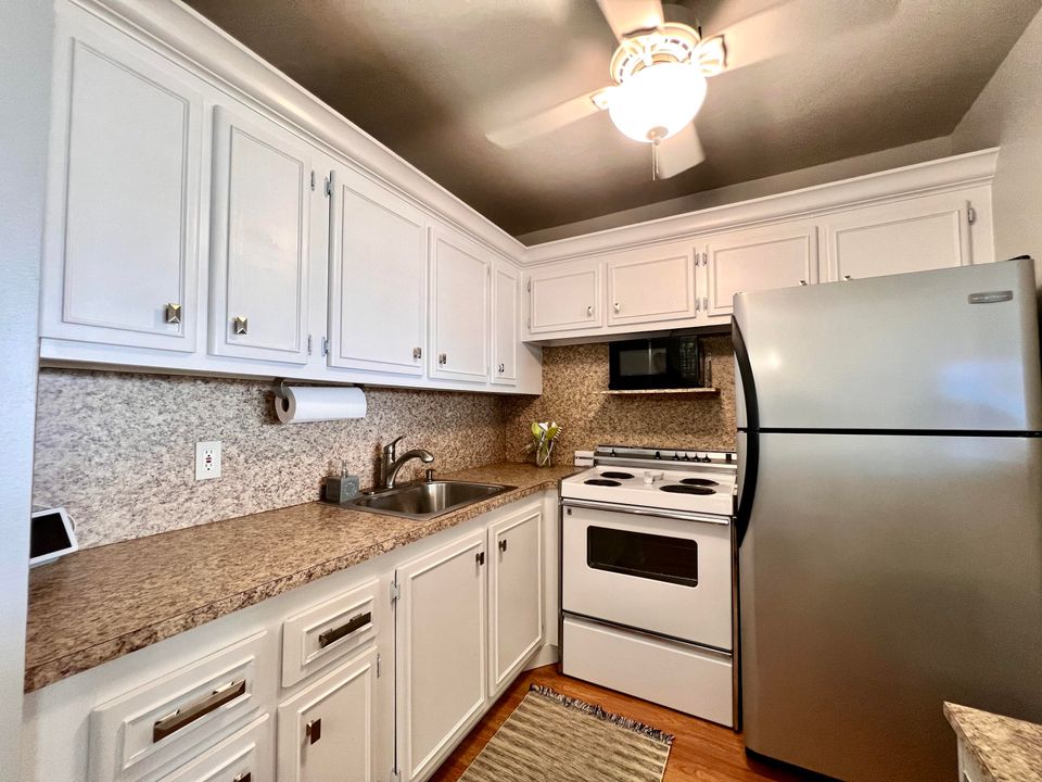 For Sale: $93,500 (1 beds, 2 baths, 646 Square Feet)