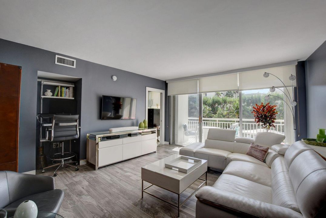 For Sale: $1,100,000 (2 beds, 2 baths, 1294 Square Feet)