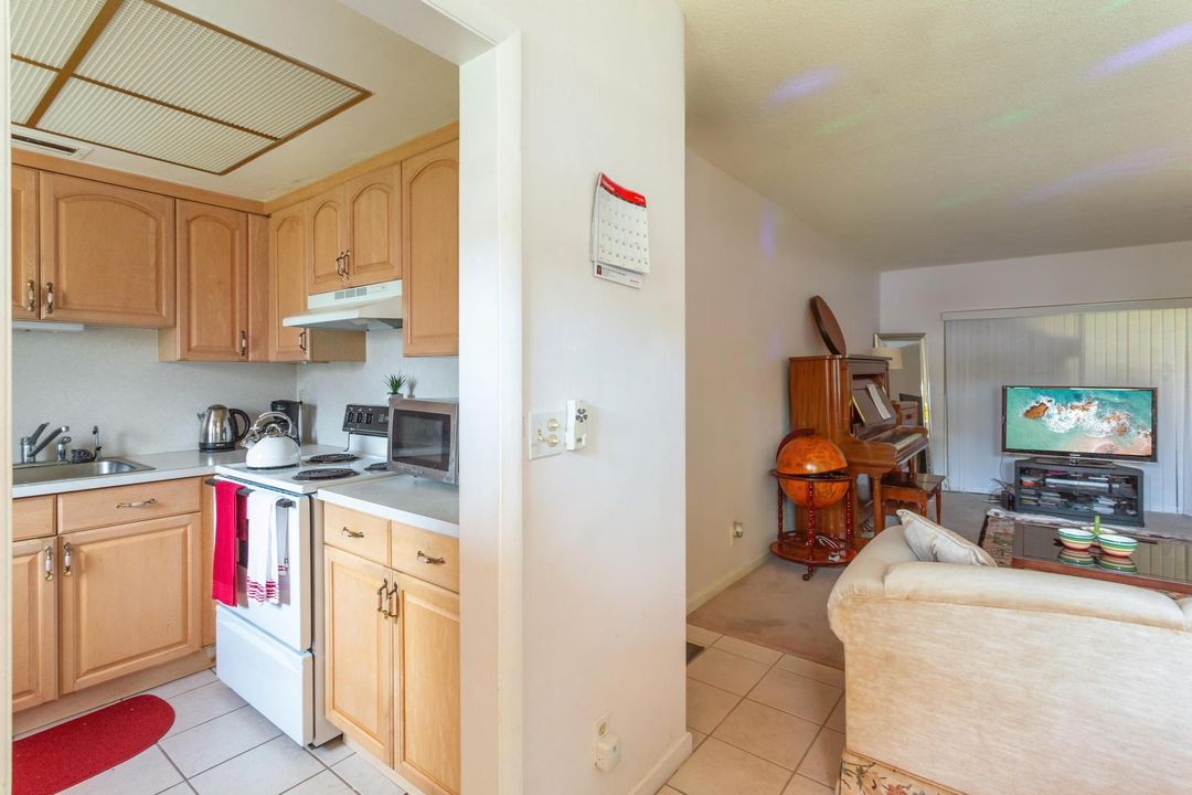 For Sale: $139,999 (1 beds, 1 baths, 727 Square Feet)