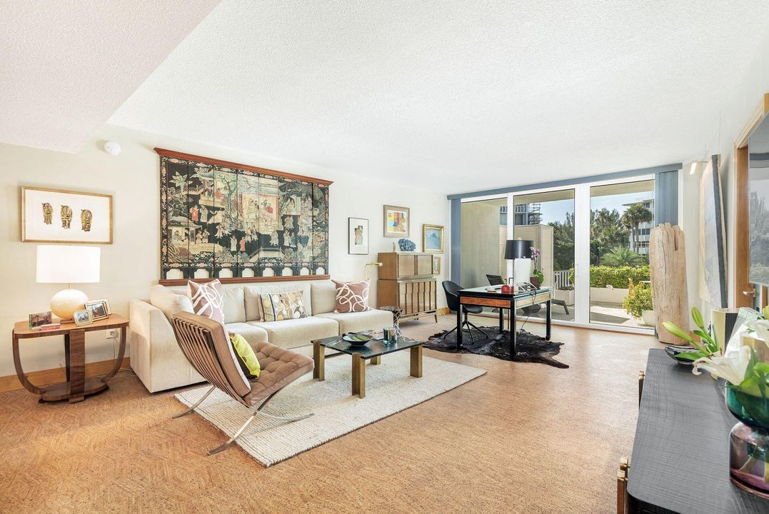 For Sale: $599,000 (1 beds, 1 baths, 983 Square Feet)