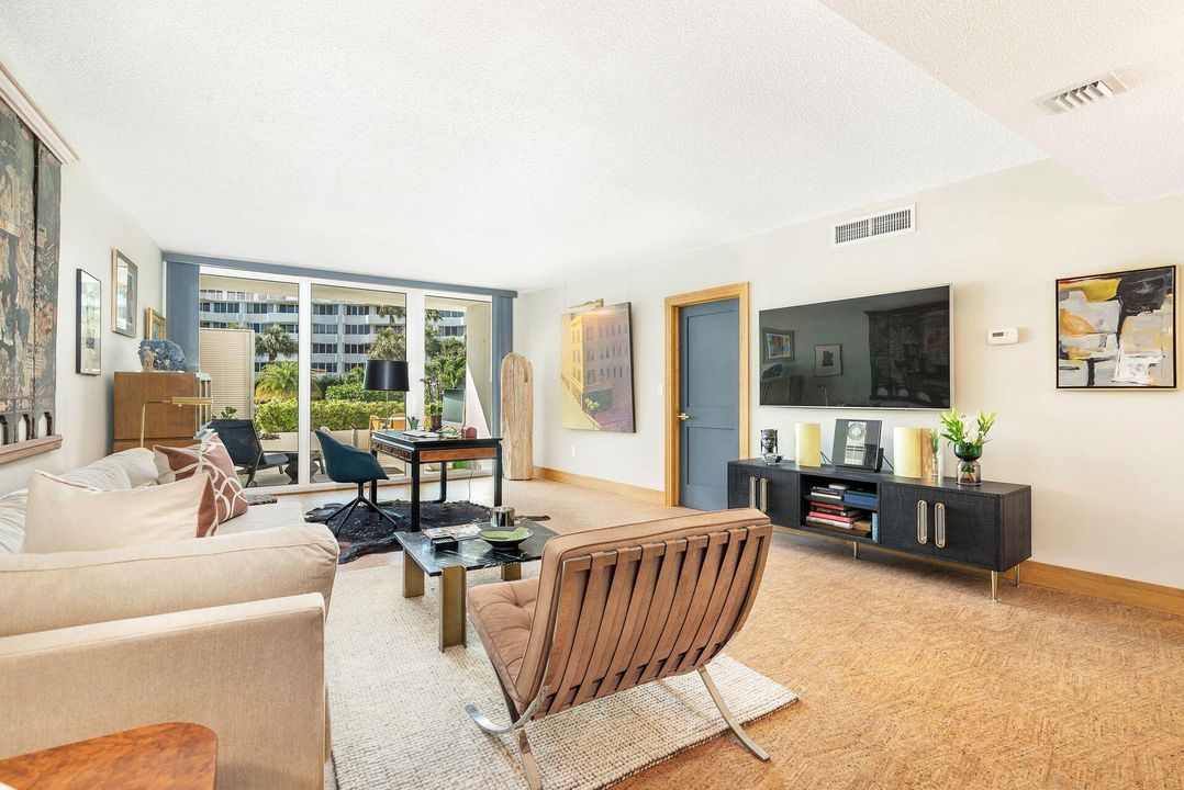 For Sale: $649,000 (1 beds, 1 baths, 983 Square Feet)