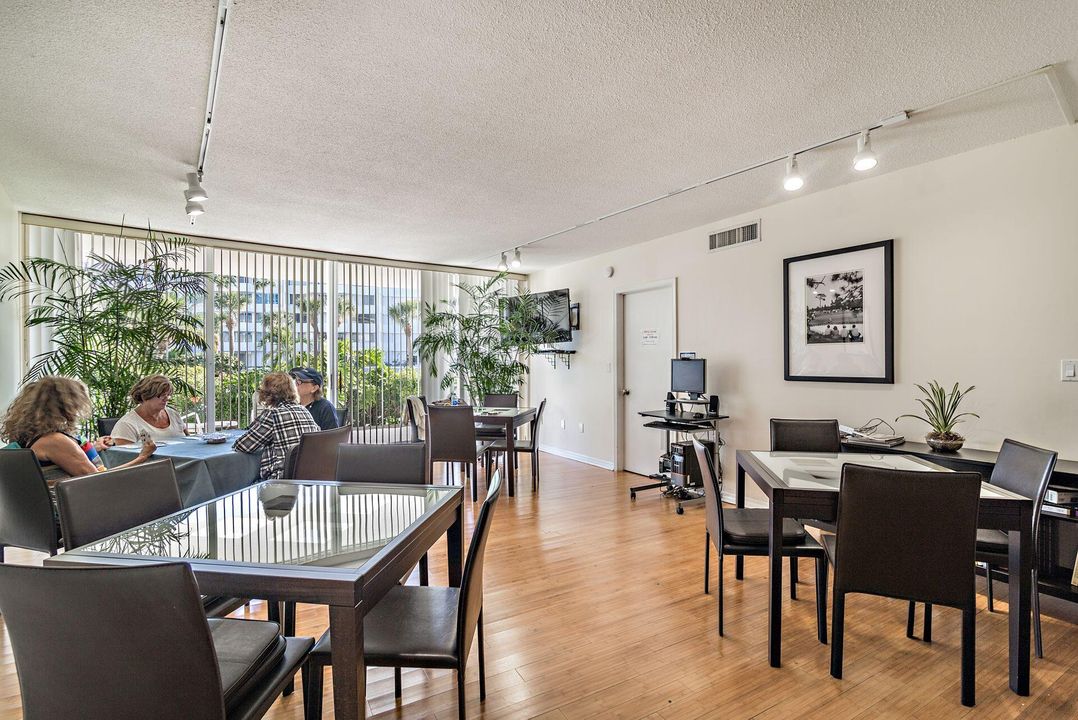 For Sale: $649,000 (1 beds, 1 baths, 983 Square Feet)