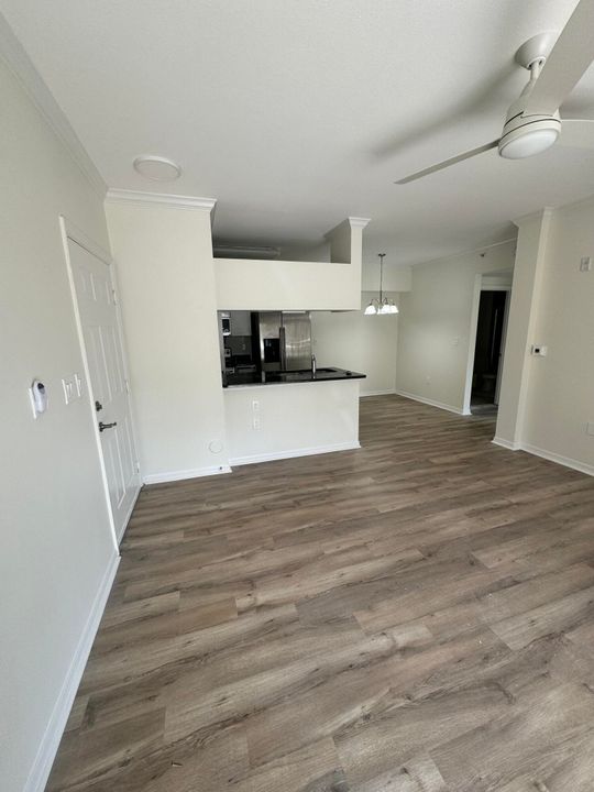 Active With Contract: $1,875 (1 beds, 1 baths, 740 Square Feet)