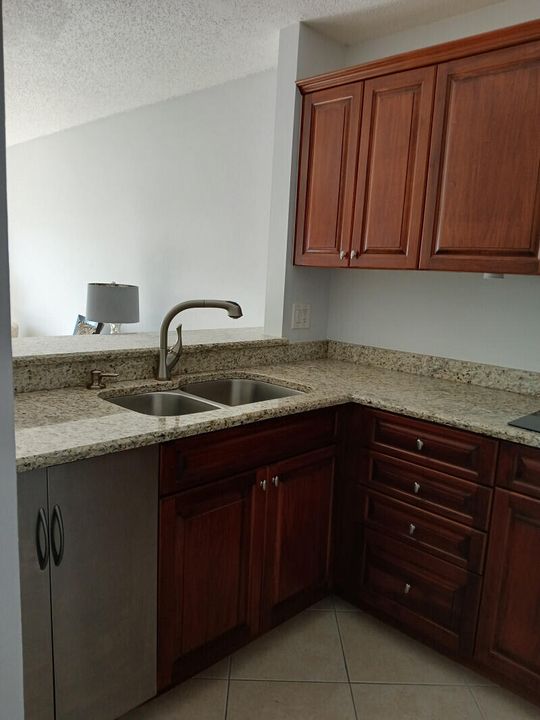 For Sale: $330,000 (1 beds, 1 baths, 671 Square Feet)