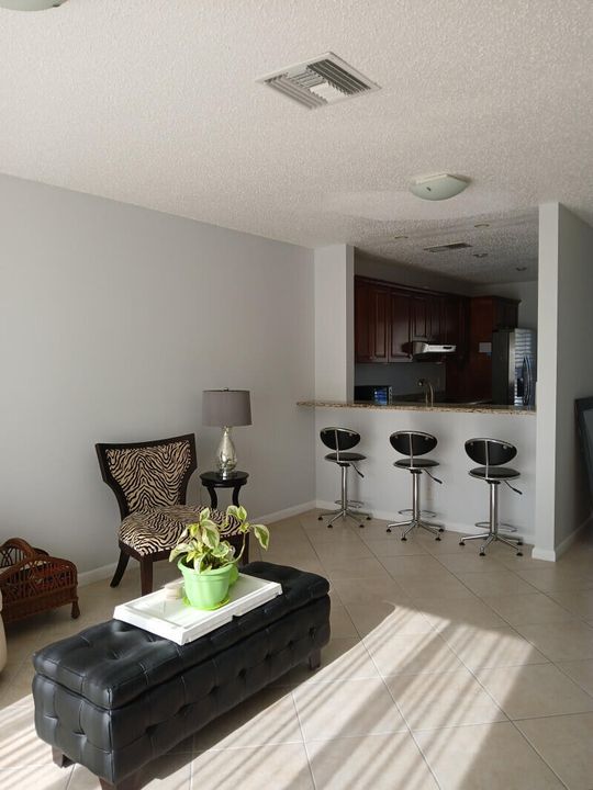 For Sale: $330,000 (1 beds, 1 baths, 671 Square Feet)