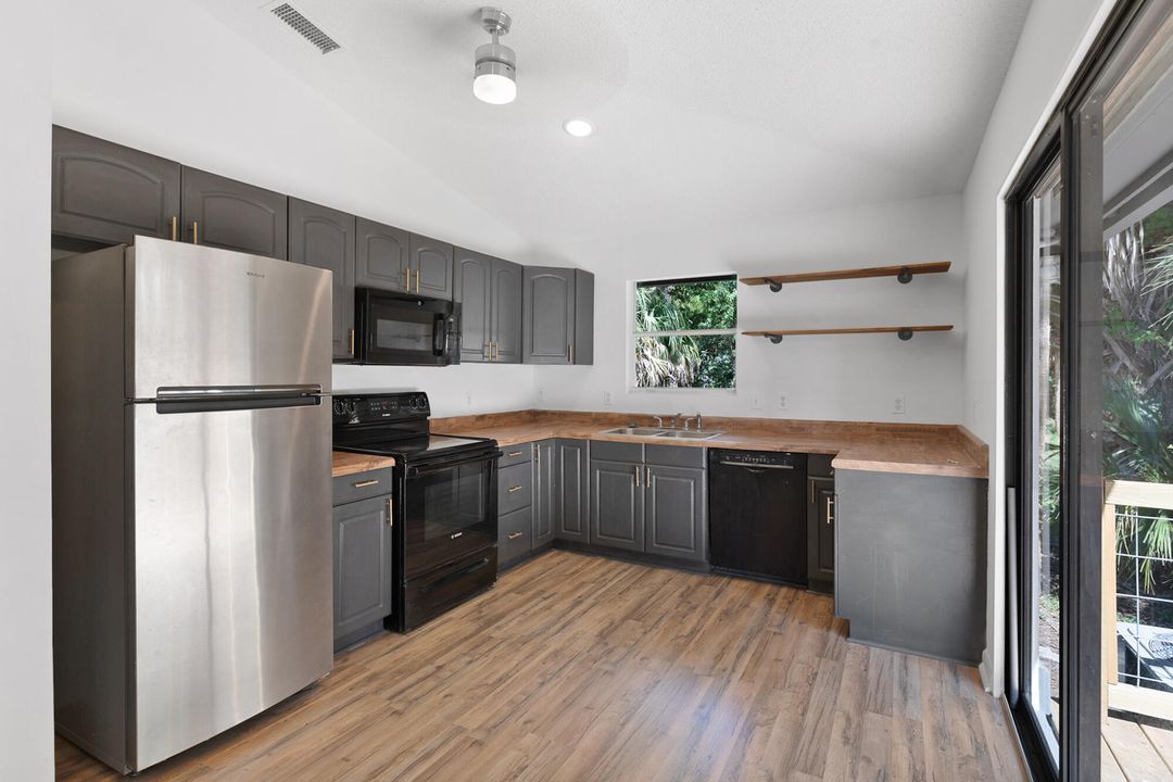 Active With Contract: $475,000 (2 beds, 2 baths, 1196 Square Feet)