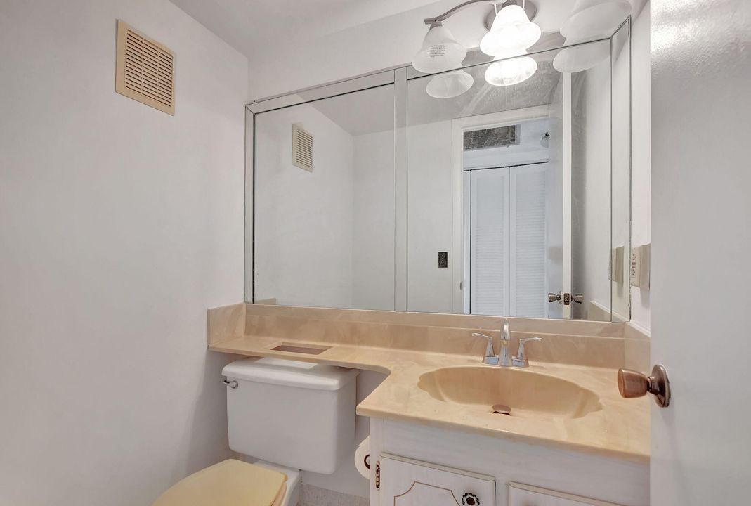 Active With Contract: $88,500 (1 beds, 1 baths, 700 Square Feet)
