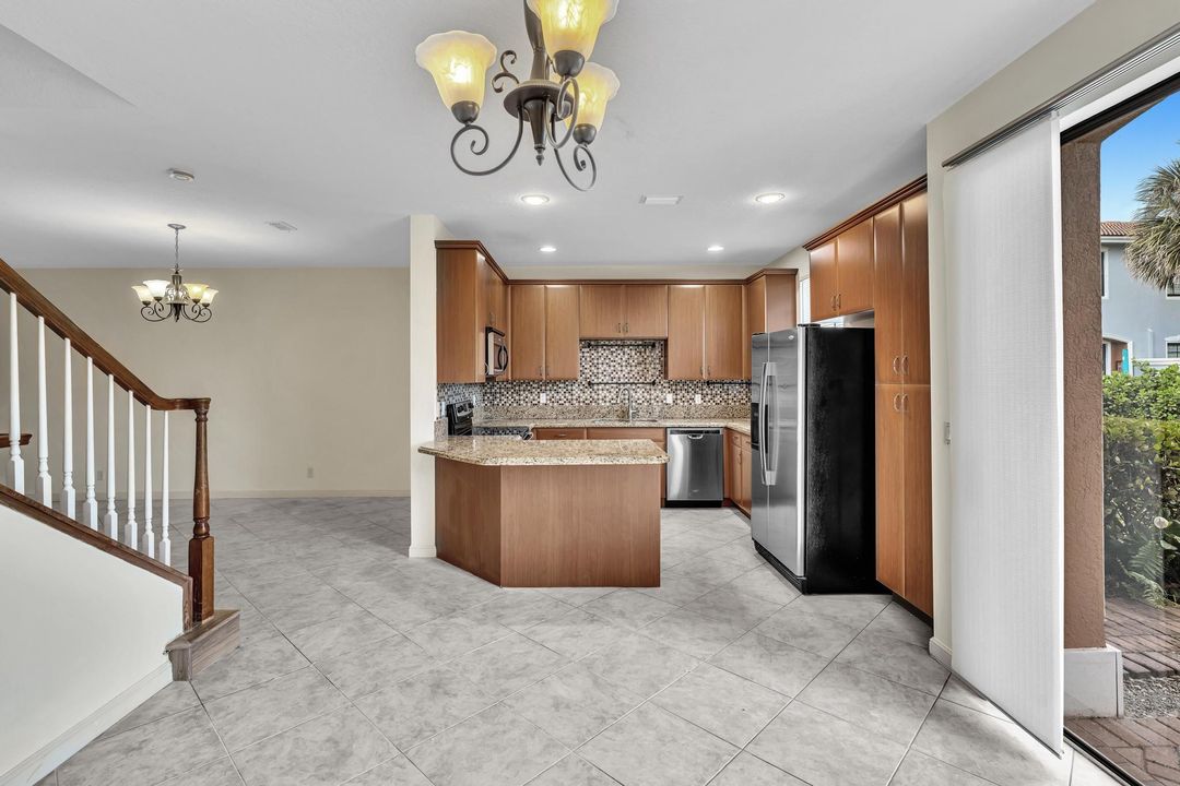 Active With Contract: $3,150 (3 beds, 2 baths, 1911 Square Feet)