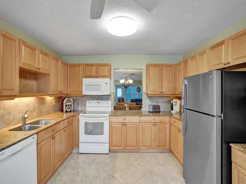 For Sale: $244,999 (2 beds, 2 baths, 1376 Square Feet)