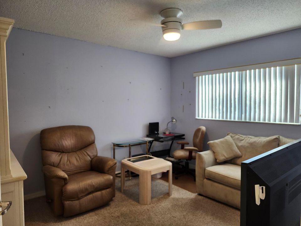 For Sale: $149,500 (2 beds, 2 baths, 982 Square Feet)