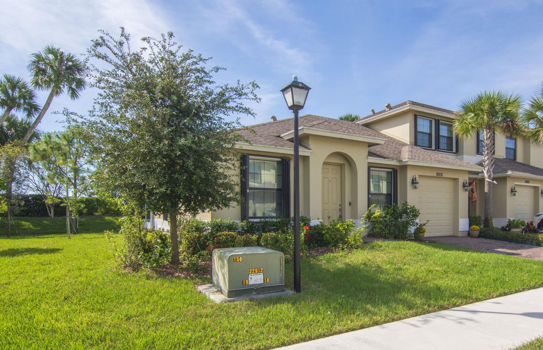 For Sale: $319,900 (3 beds, 2 baths, 1429 Square Feet)
