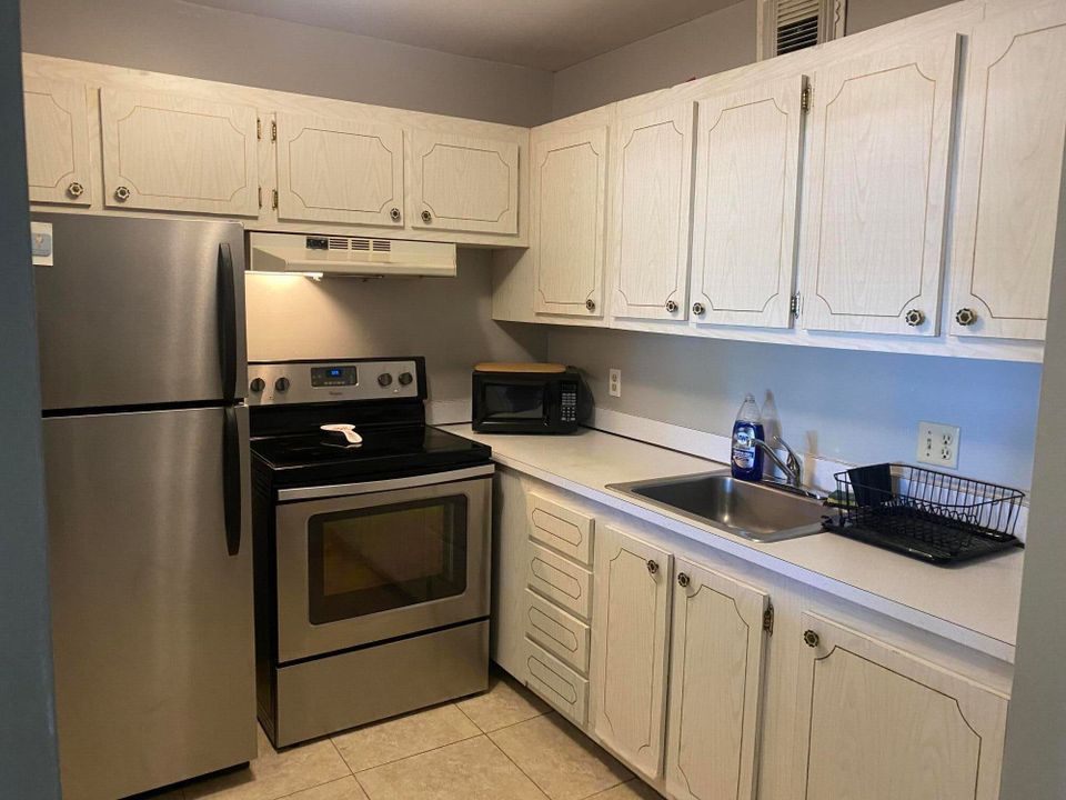 Active With Contract: $105,000 (1 beds, 1 baths, 757 Square Feet)