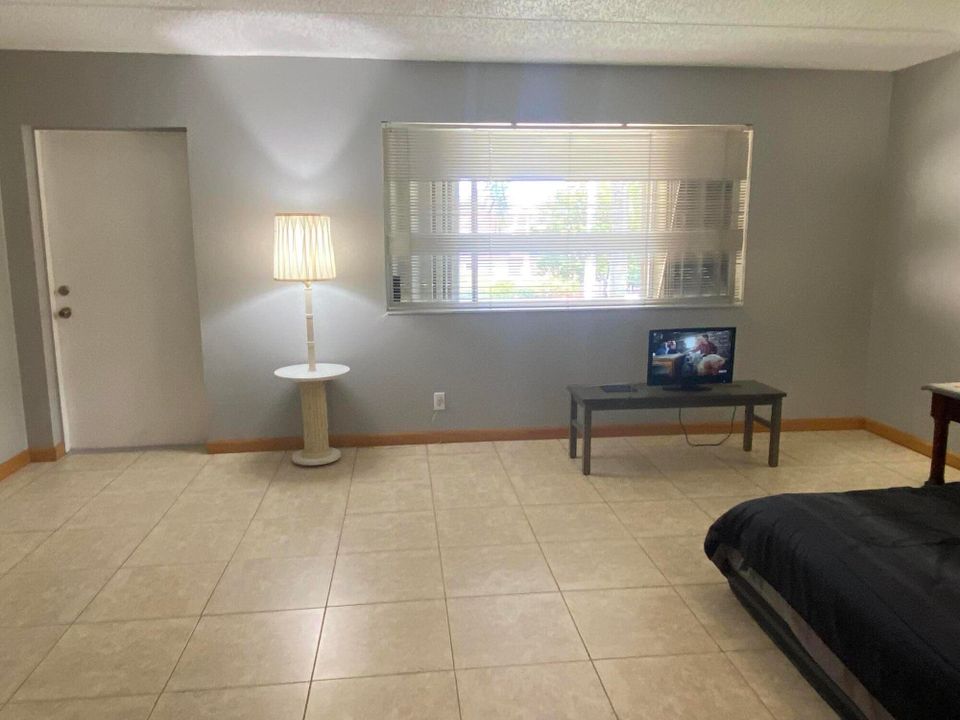 For Sale: $110,000 (1 beds, 1 baths, 757 Square Feet)