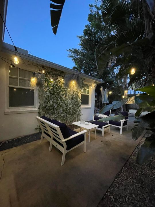 Active With Contract: $1,000,000 (3 beds, 2 baths, 1898 Square Feet)