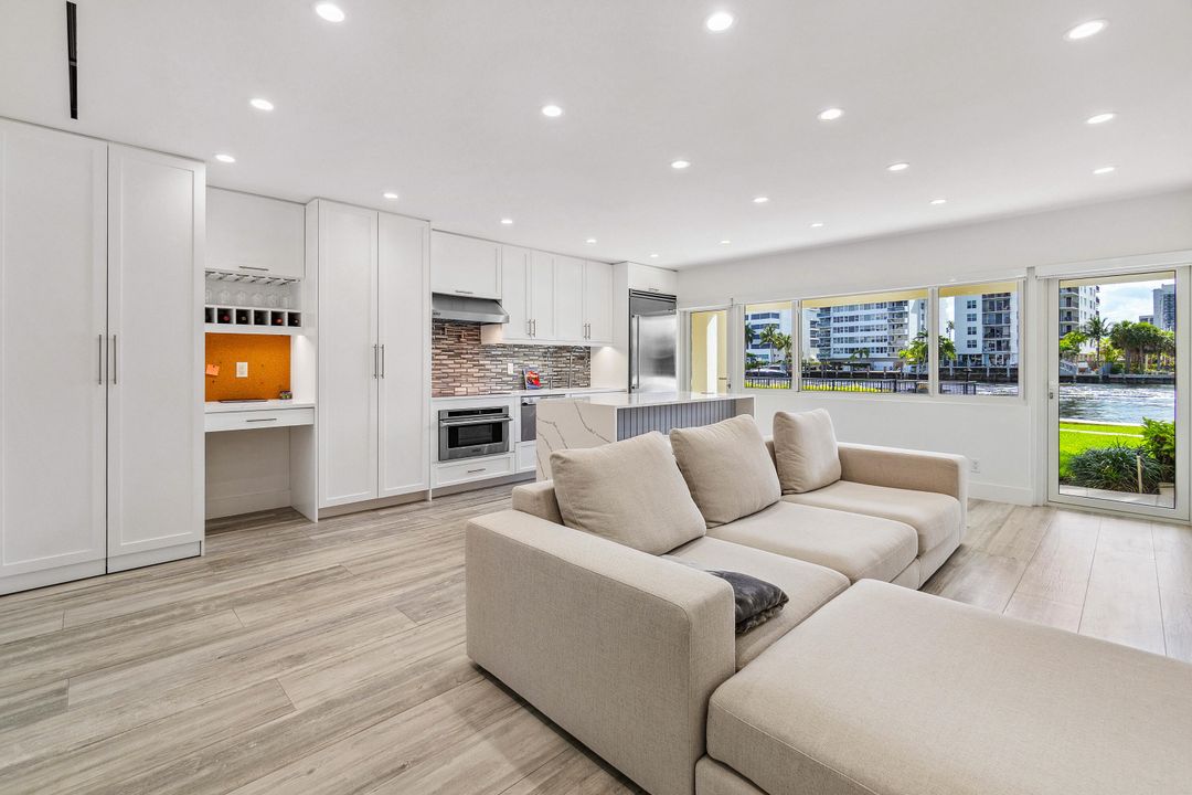 For Sale: $674,900 (1 beds, 1 baths, 747 Square Feet)