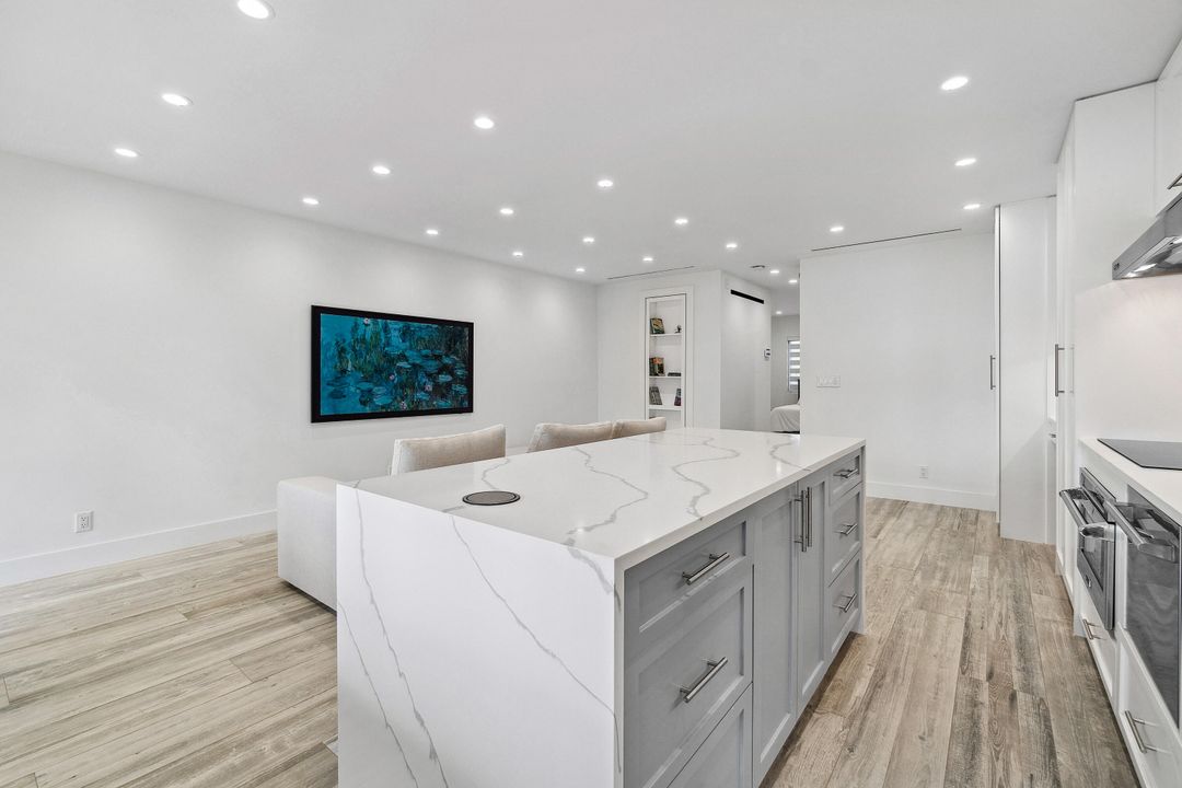 For Sale: $674,900 (1 beds, 1 baths, 747 Square Feet)