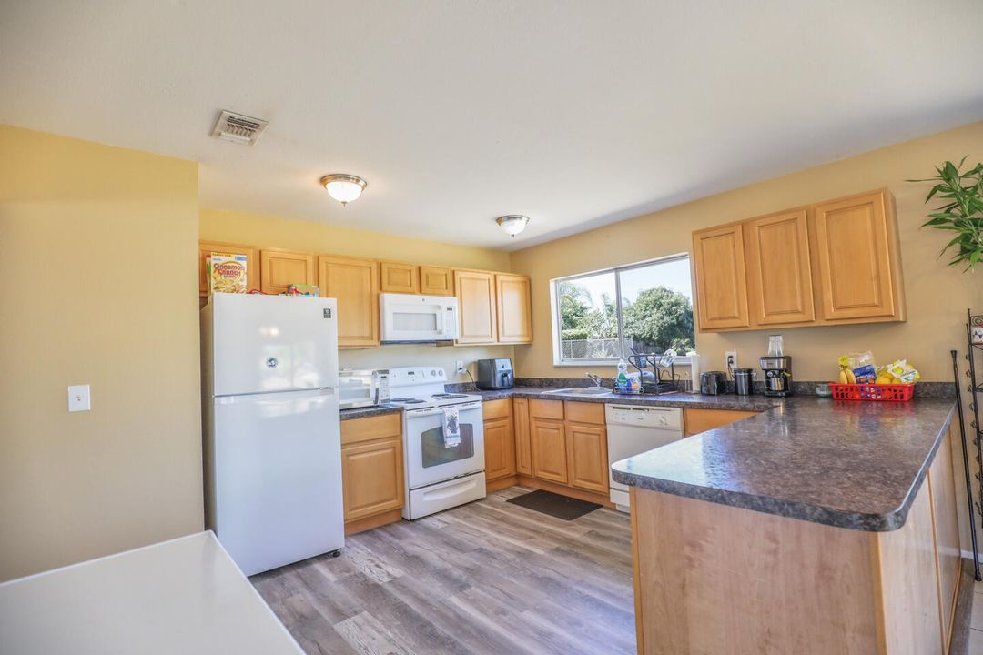 Active With Contract: $314,900 (3 beds, 2 baths, 1176 Square Feet)