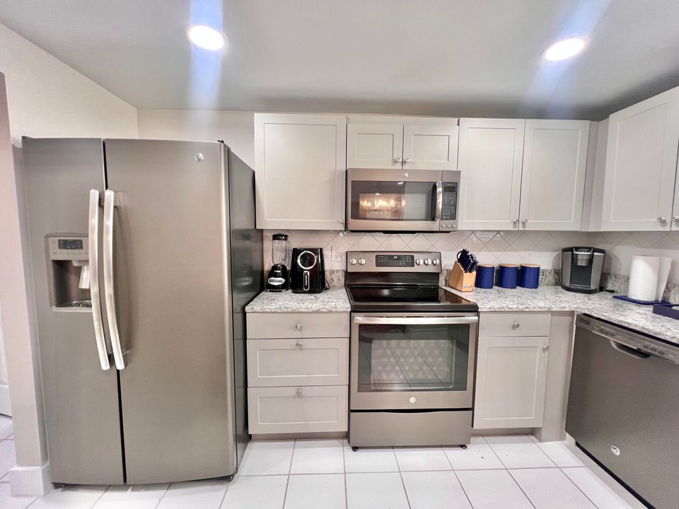Active With Contract: $270,000 (2 beds, 2 baths, 1160 Square Feet)