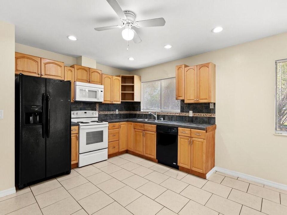 Active With Contract: $2,095 (2 beds, 2 baths, 1221 Square Feet)