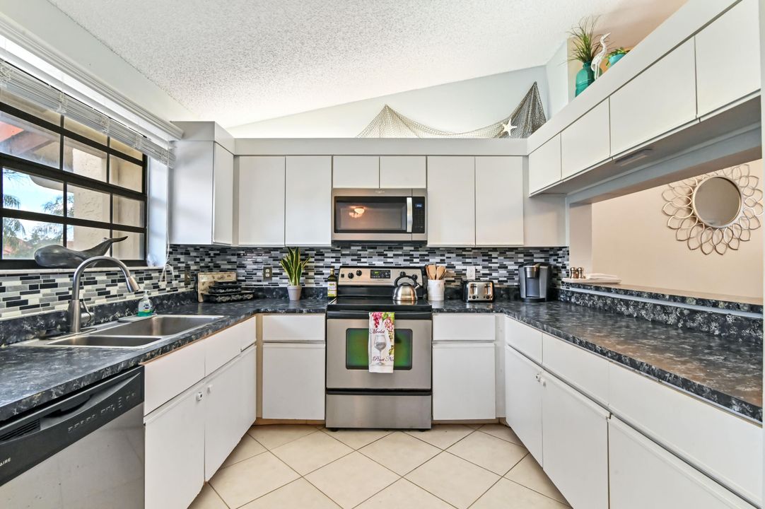 For Sale: $299,900 (2 beds, 2 baths, 1100 Square Feet)