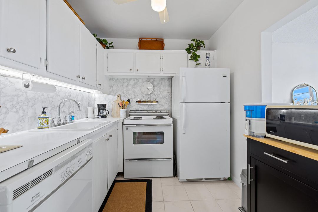 For Sale: $150,000 (1 beds, 1 baths, 715 Square Feet)