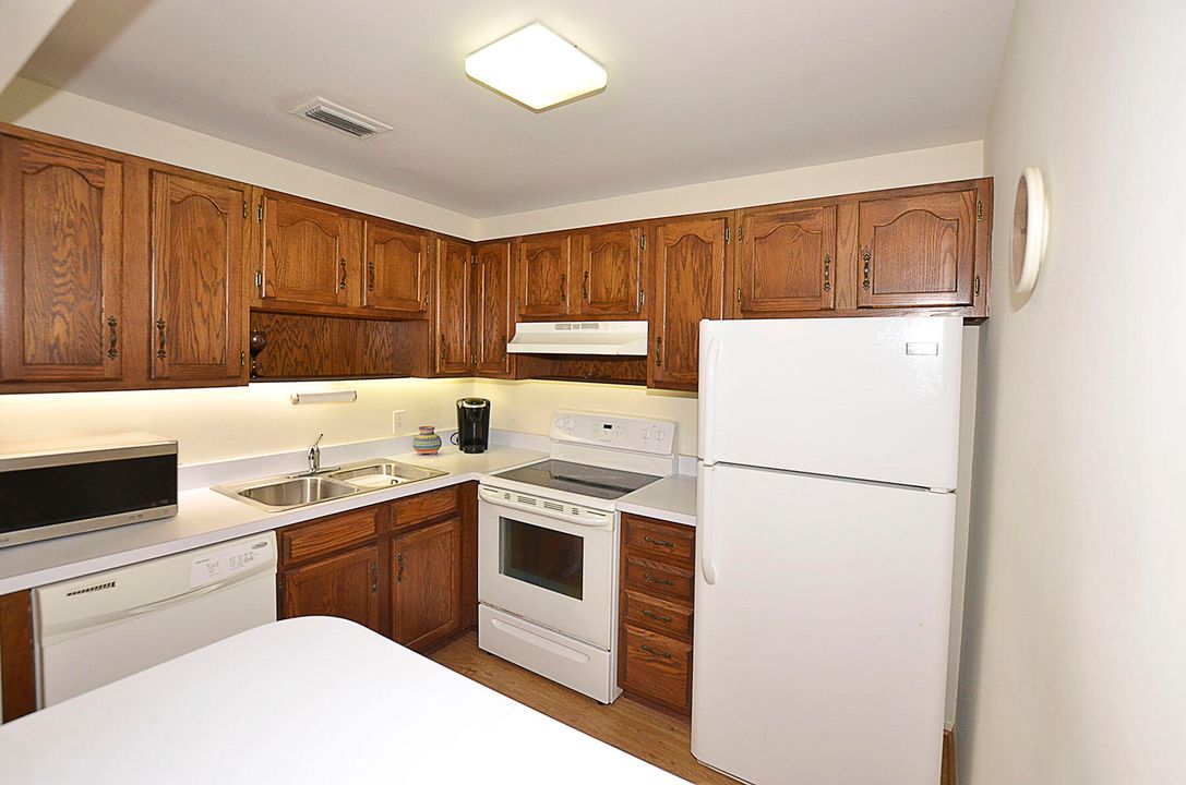 For Sale: $115,000 (1 beds, 1 baths, 630 Square Feet)