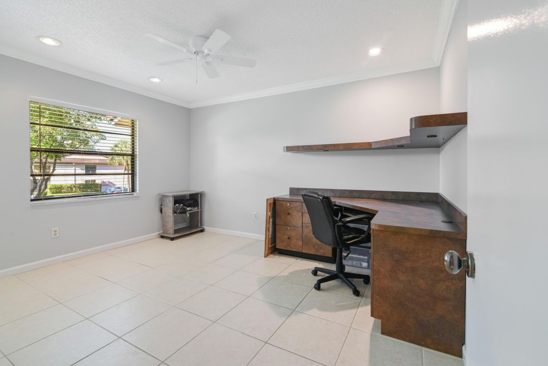 For Sale: $285,000 (2 beds, 2 baths, 1216 Square Feet)