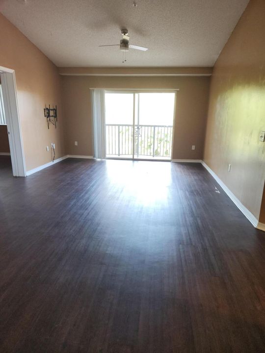 Active With Contract: $1,900 (2 beds, 2 baths, 1026 Square Feet)