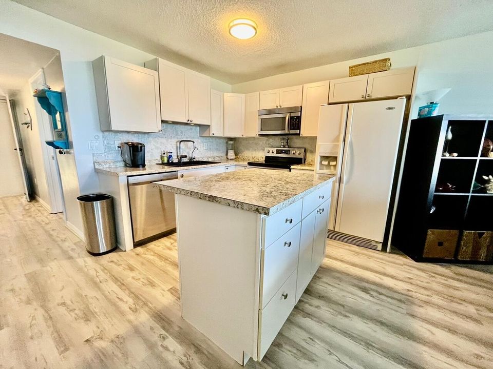 For Rent: $2,800 (2 beds, 1 baths, 938 Square Feet)