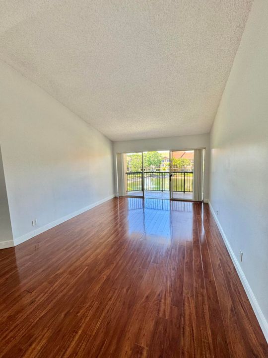 Active With Contract: $2,600 (3 beds, 2 baths, 1166 Square Feet)