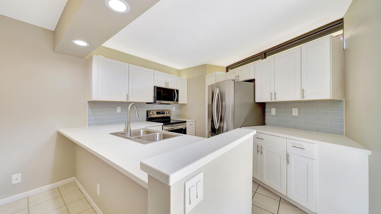 For Sale: $350,000 (2 beds, 2 baths, 1218 Square Feet)