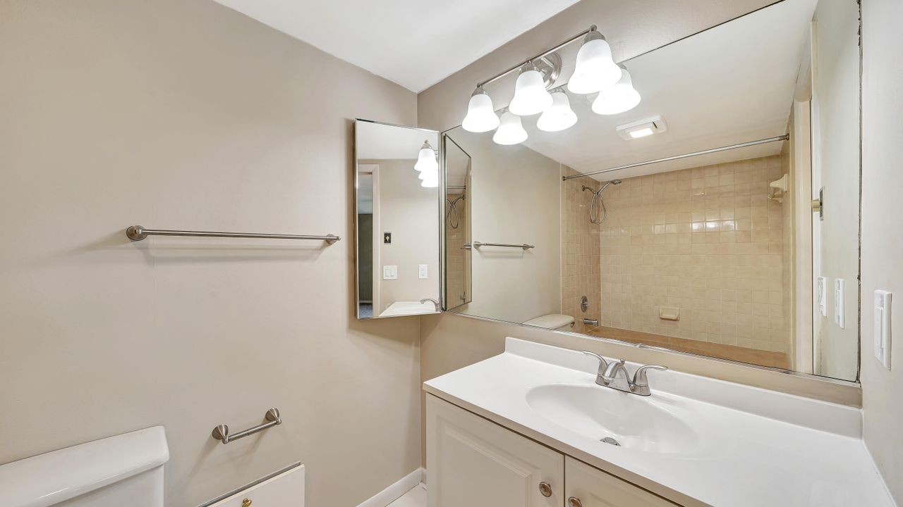 For Sale: $350,000 (2 beds, 2 baths, 1218 Square Feet)