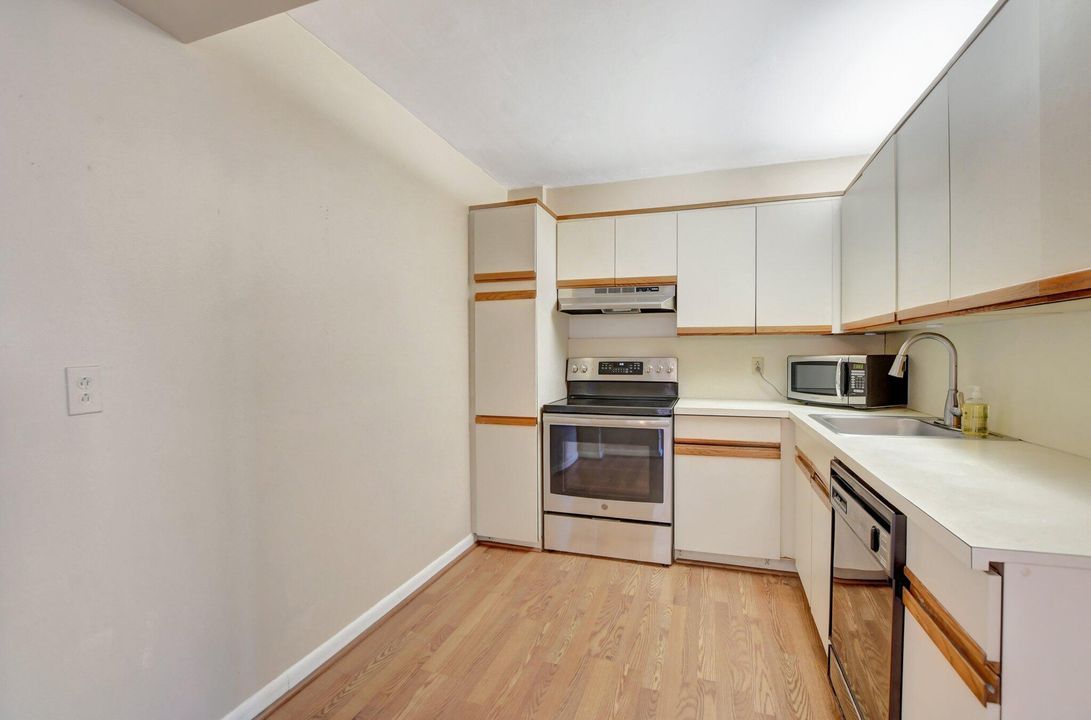 Active With Contract: $269,900 (2 beds, 2 baths, 1090 Square Feet)